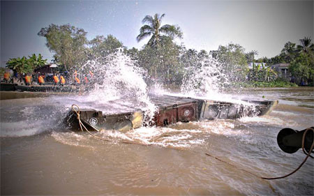 Sau khi hạ thủy từ xe chuyên dụng, các đốt cầu tự mở, trở thành phao nổi chắc chắn.