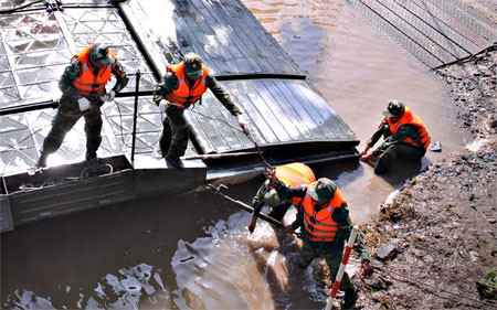 Chiến sĩ công binh thực hành neo và cố định ở đầu cầu. 