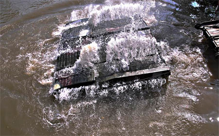 Quá trình diễn tập, các bộ phận đã phối hợp triển khai lực lượng, phương tiện kỹ thuật thực hành bắc cầu nhịp nhàng, đồng bộ, nhanh gọn, chính xác, an toàn.