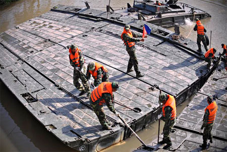 Các bộ phận ghép nối cầu thực hiện nhịp nhàng theo mệnh lệnh của người chỉ huy.