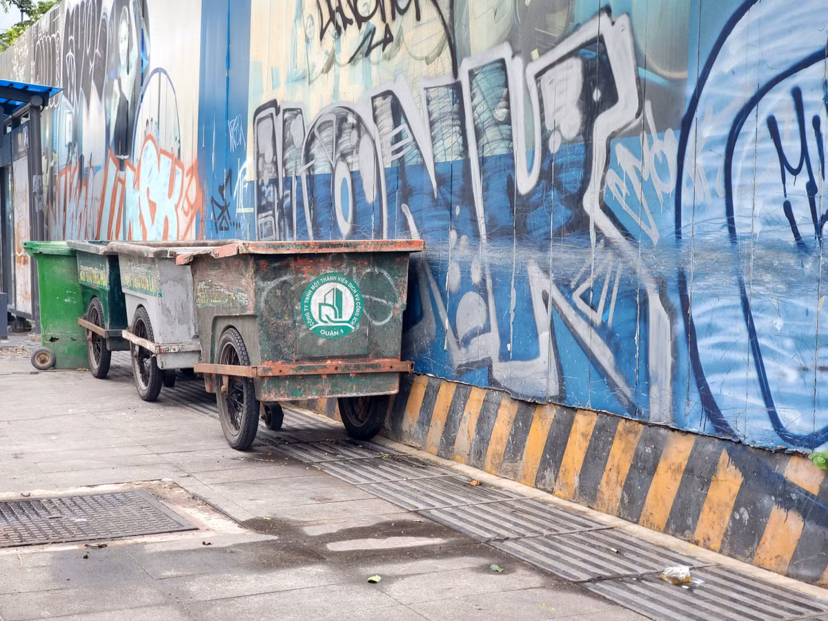 Nhiều khu vực là nơi tập kết rác thải, nước thải chảy xung quang bốc mùi hôi thối.