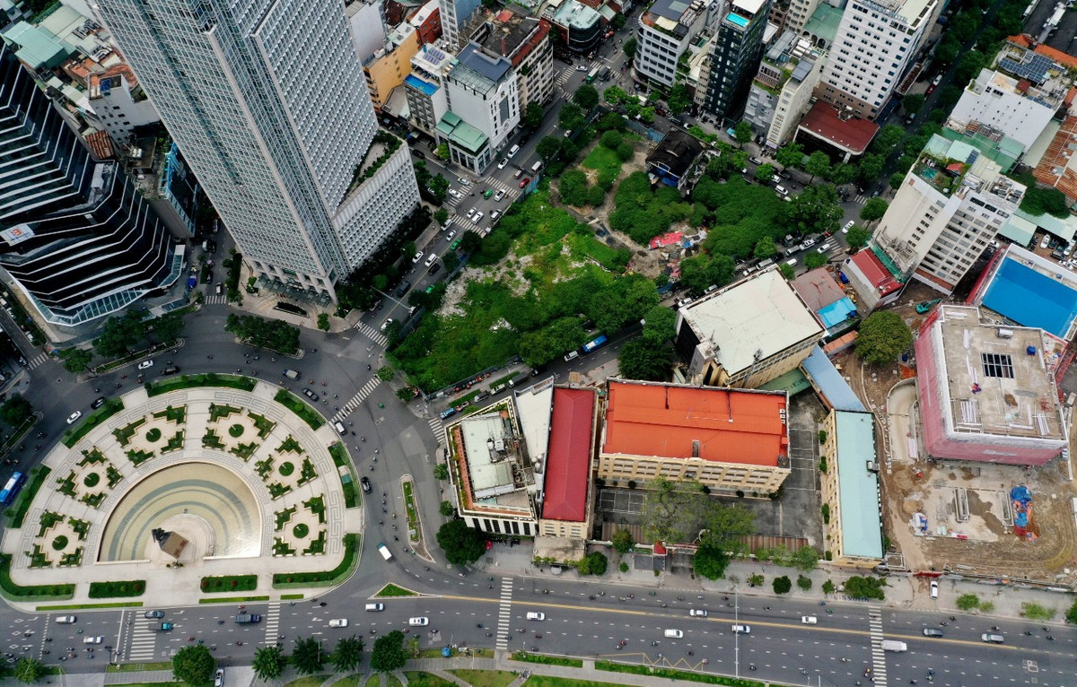 Tháng 6/2015, dựa trên tờ trình của Giám đốc Sở Tài nguyên Môi trường lúc đó là ông Đào Anh Kiệt, ông Nguyễn Hữu Tín (Phó chủ tịch UBND TP HCM nhiệm kỳ 2011-2015) đã ký quyết định chấp thuận cho Công ty cổ phần đầu tư Sabeco Pearl thuê đất 50 năm, trả tiền một lần để xây dựng dự án khu phức hợp 6 sao, trung tâm hội nghị và cao ốc văn phòng cho thuê. Quyết định của ông Nguyễn Hữu Tín trái với quyết định của Bộ Tài chính. TAND cấp cao tại Hà Nội đã đưa ra phán quyết với bị cáo Vũ Huy Hoàng (67 tuổi, cựu bộ trưởng Công Thương) và 3 đồng phạm trong vụ án sai phạm về đất đai xảy ra tại Tổng công ty cổ phần Bia - rượu - nước giải khát Sài Gòn (Sabeco). Theo đó, tòa cấp phúc thẩm quyết định chấp nhận một phần kháng cáo của 4 bị cáo có đơn kháng cáo. Cụ thể, bị cáo Vũ Huy Hoàng được giảm án từ 11 năm tù xuống 10 năm tù, Phan Chí Dũng (cựu vụ trưởng Vụ Công nghiệp nhẹ, Bộ Công Thương) từ 9 năm tù xuống 8 năm tù cùng về tội vi phạm quy định về quản lý, sử dụng tài sản nhà nước gây thất thoát, lãng phí. Cùng về tội vi phạm các quy định về quản lý đất đai, bị cáo Lâm Nguyên Khôi (cựu phó giám đốc Sở Kế hoạch và đầu tư TP HCM) được giảm từ 4 năm 6 tháng tù xuống còn 4 năm tù, Lê Quang Minh (cựu trưởng phòng phát triển hạ tầng, Sở Kế hoạch và đầu tư TP HCM) từ 3 năm 6 tháng tù xuống 3 năm tù.