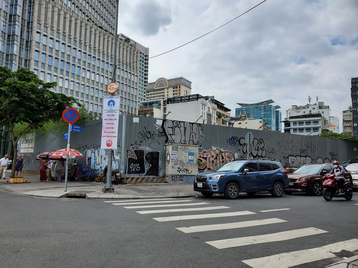 Từ khi có chủ trương xây dựng khu phức hợp, khách sạn 6 sao đến nay đã 15 năm, khu đất bị rào chắn và bỏ hoang.