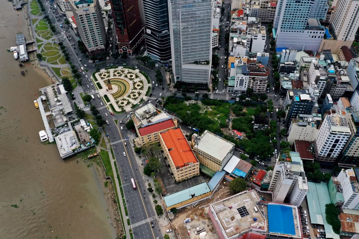 Cục Thi hành án Dân sự TP HCM vừa phối hợp với VKSND TP HCM, Sở Tài nguyên và Môi trường TP HCM cùng nhiều đơn vị khác bàn giao lô "đất vàng" số 2-4-6 Hai Bà Trưng, quận 1 cho UBND TP HCM.