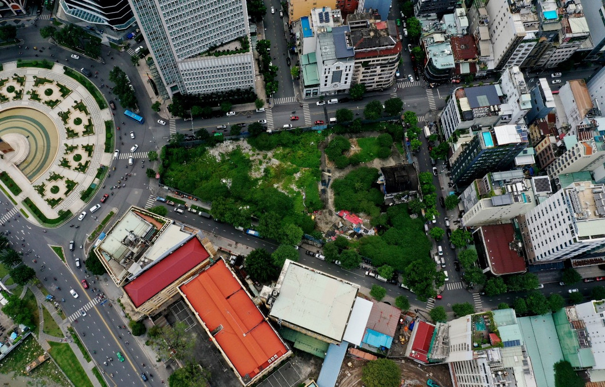 Đây là lô đất 4 mặt tiền gồm các đường: Hai Bà Trưng, Đông Du, Thi Sách và Công Trường Mê Linh.