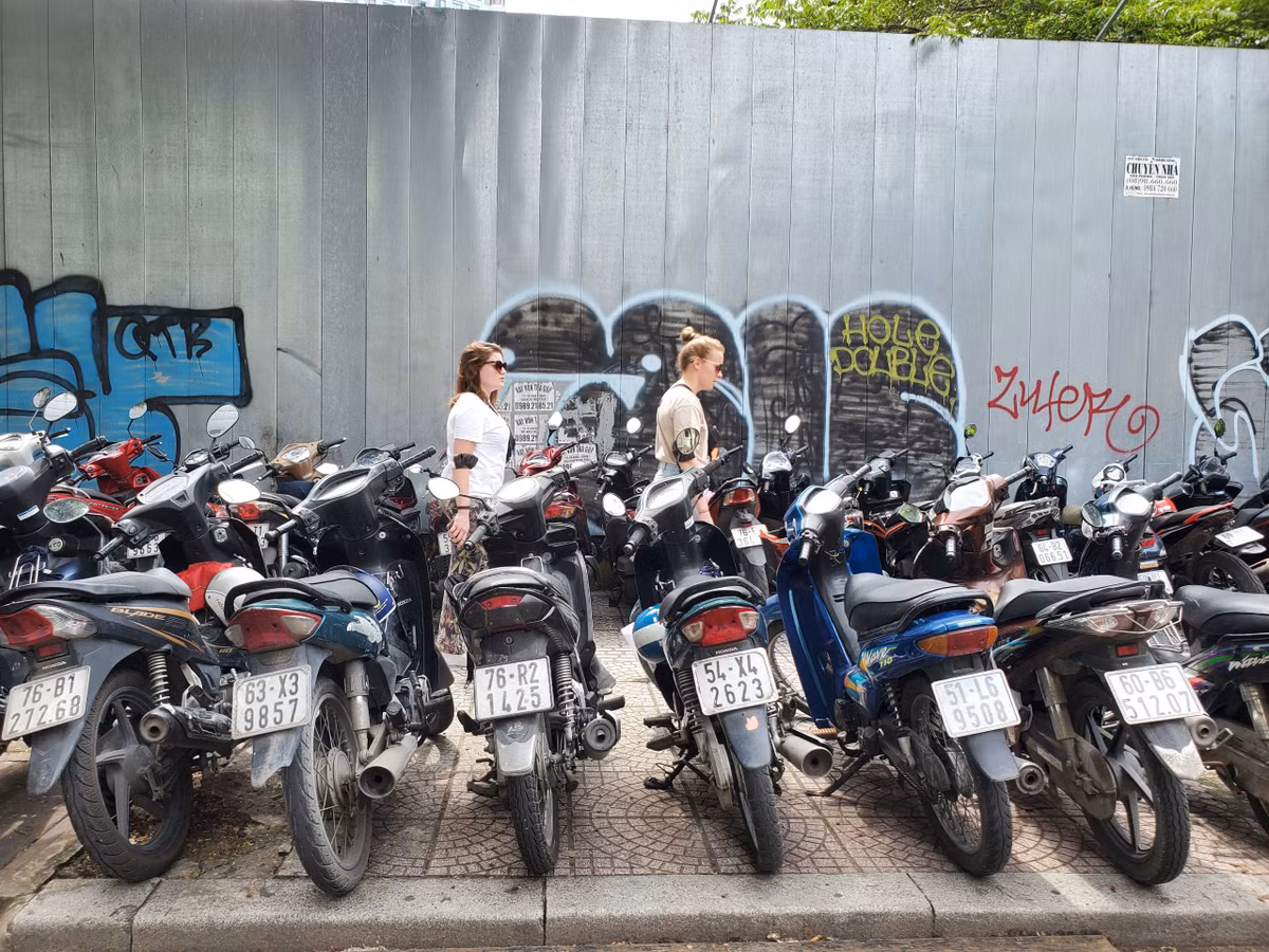 Phía bên ngoài dự án bị chiếm làm bãi giữ xe.