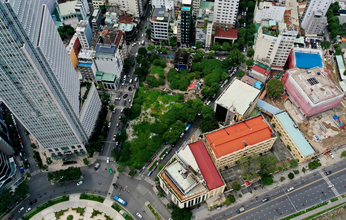 Cục Thi hành án Dân sự TP HCM giao UBND TP HCM thực hiện thu hồi, quản lý, sử dụng toàn bộ khu đất số 2-4-6 Hai Bà Trưng theo quy định của pháp luật.