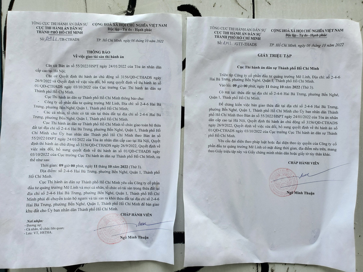 Chính quyền thông báo về việc bàn giao tài sản dán tại khu đất.