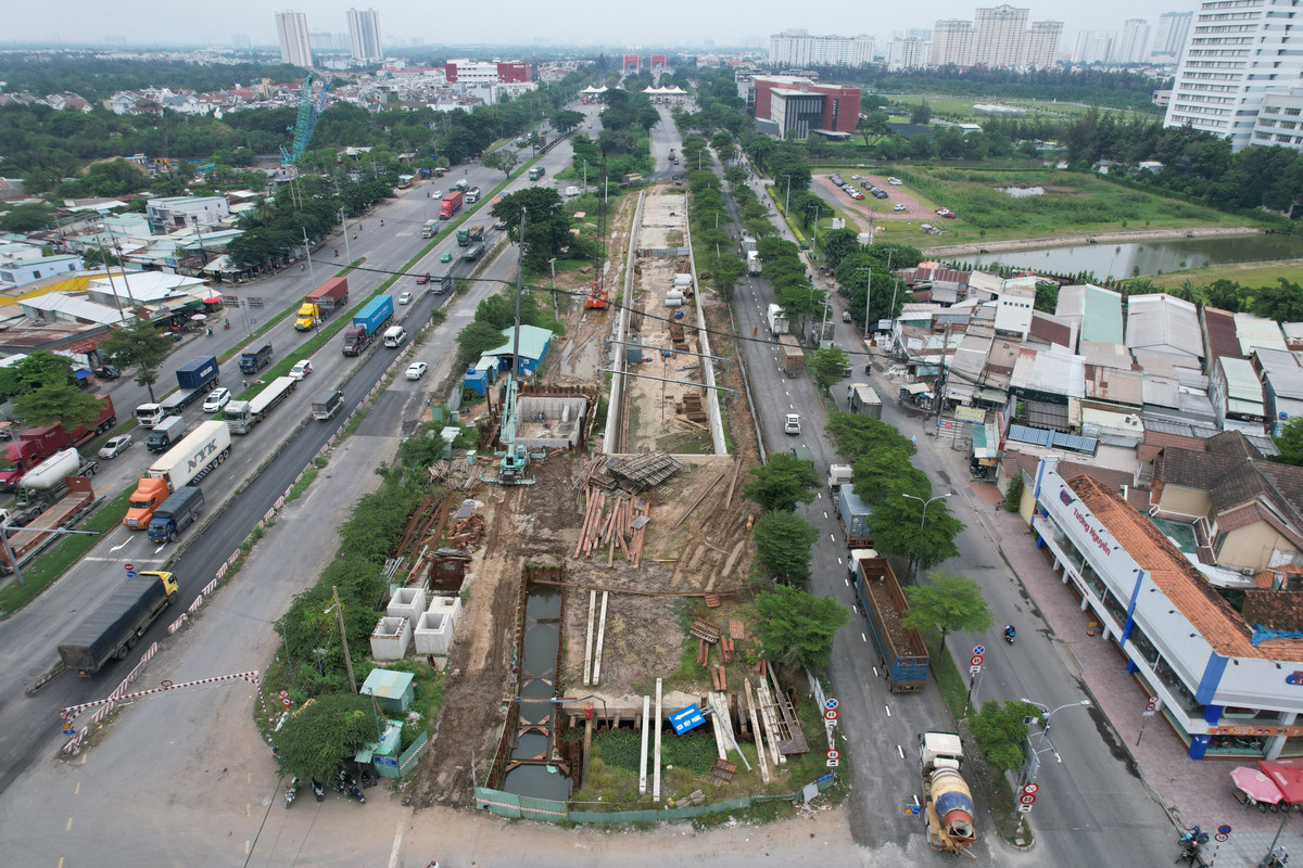 Nút giao hầm chui Nguyễn Văn Linh - Nguyễn Hữu Thọ được khởi công từ tháng 4/2020. Dự án có tổng mức đầu tư 830 tỷ đồng, sử dụng nguồn vốn ngân sách Thành phố. Chủ đầu tư là Ban Quản lý dự án đầu tư xây dựng các công trình giao thông.