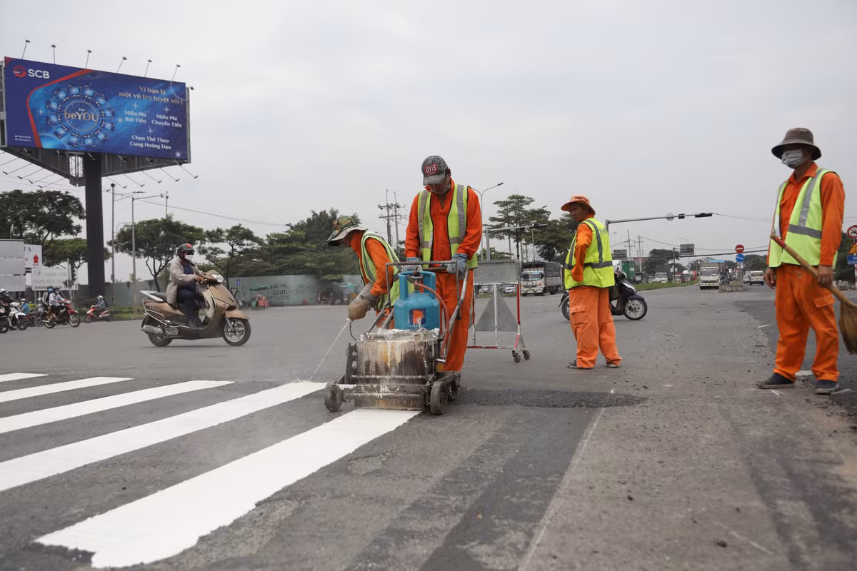 Nhiều mảng mặt đường được đơn vị thi công bóc gỡ, trải lớp nhựa mới, xe cộ đã được lưu thông an toàn trở lại.