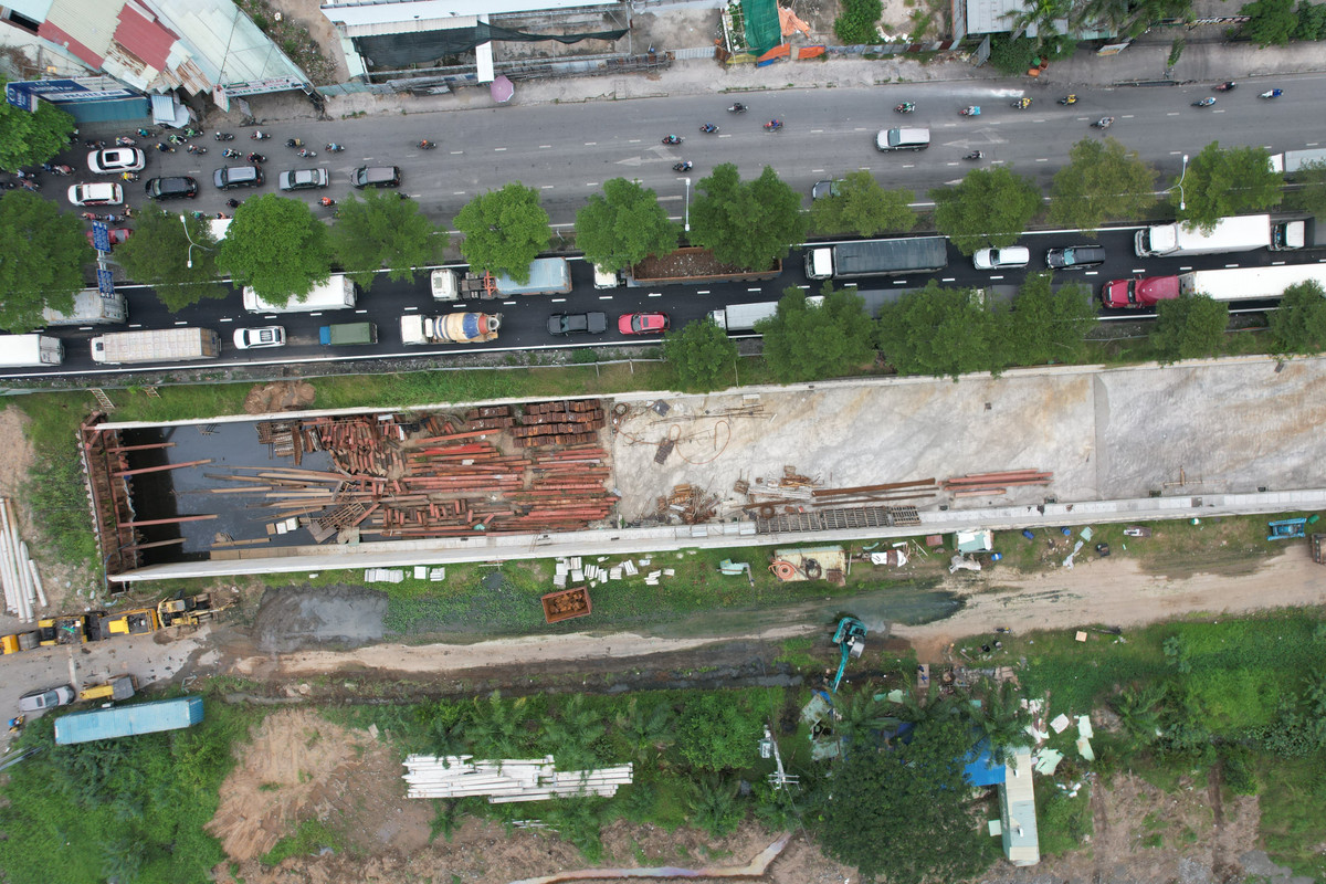 Mới đây, Sở Giao thông - Vận tải phải quyết định đình chỉ đơn vị thi công vì gây hư hỏng mặt đường nhưng chậm khắc phục dù cơ quan chức năng đã 2 lần yêu cầu chấn chỉnh. Tại thời điểm quyết định được đưa ra, mặt đường nhiều đoạn thi công dự án bị nứt nẻ, lún sâu... gây mất an toàn.