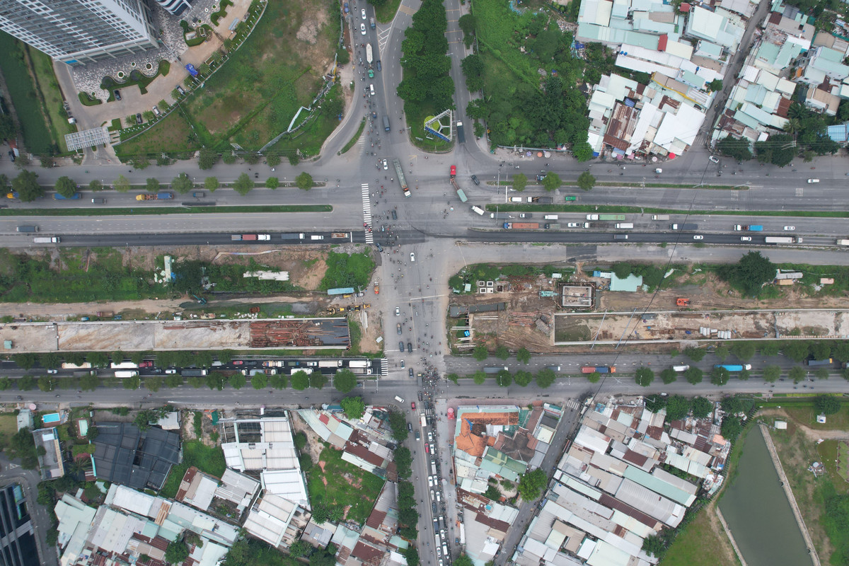 Công trình gồm hai hầm ở mỗi chiều đường Nguyễn Văn Linh, mỗi hầm dài 456 m, ba làn xe, vận tốc 60 km/h; phía trên làm đảo tròn cùng các nhánh rẽ.