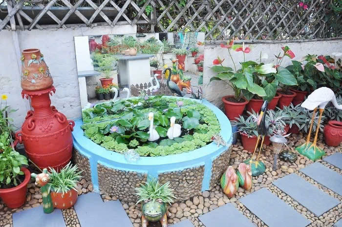 Tận dụng chai nhựa, giày cũ trồng cây có ngay khu vườn đẹp - Hình 5 Tan dung chai nhua, giay cu trong cay co ngay khu vuon dep-Hinh-5