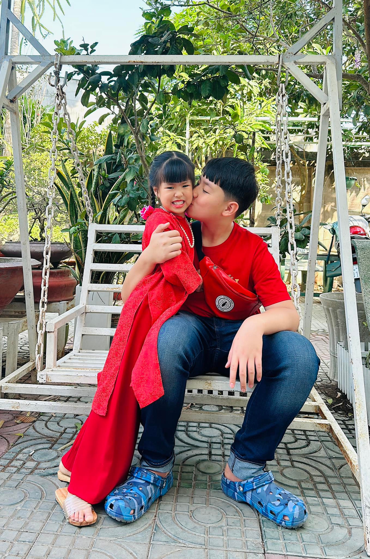 Con trai của Lê Phương và chồng cũ Quách Ngọc Ngoan hết mực cưng chiều em gái cùng mẹ khác cha.