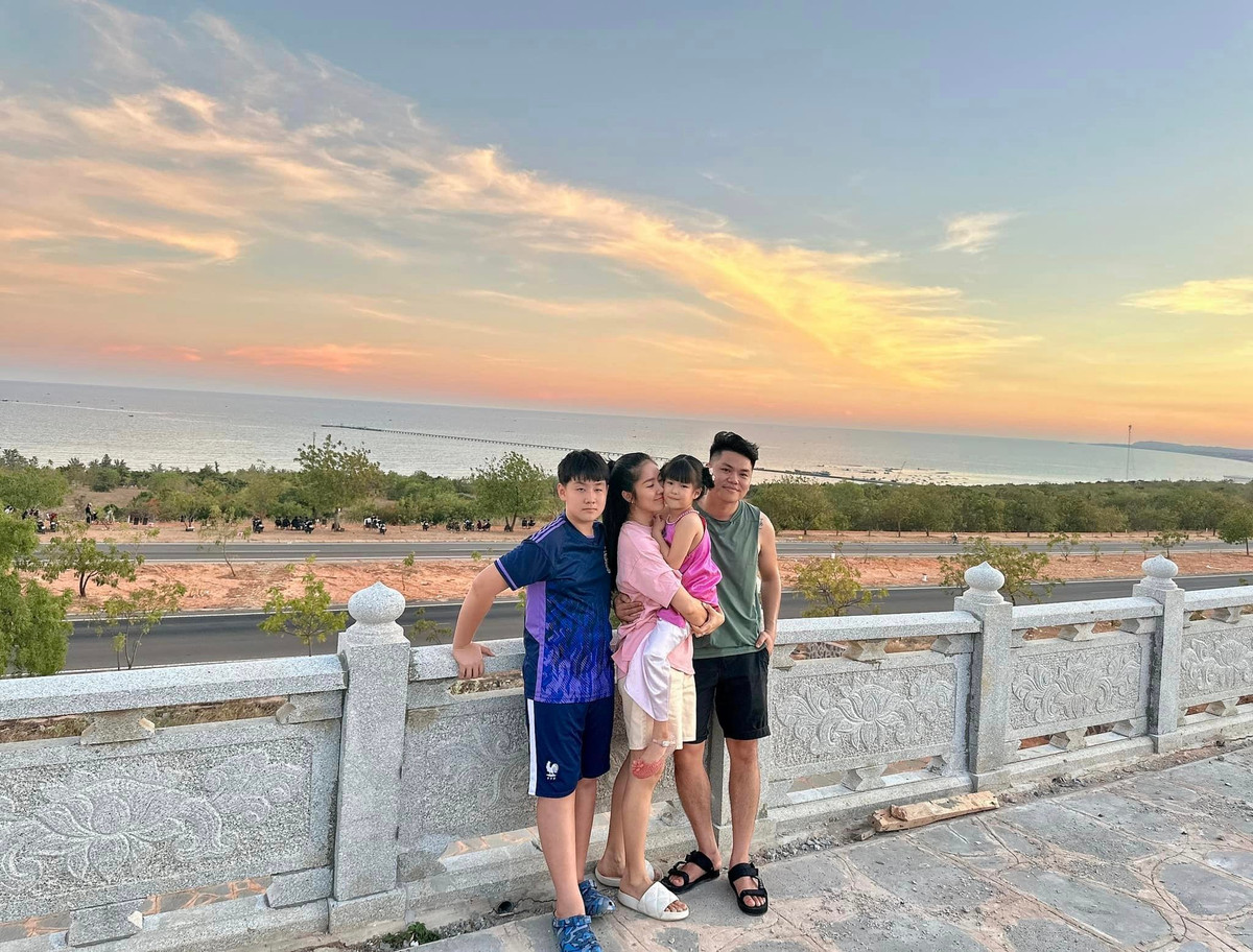 Dù bận rộn nhưng vợ chồng cô cố gắng dành nhiều thời gian cho hai con và đưa các con ra ngoài trải nghiệm.