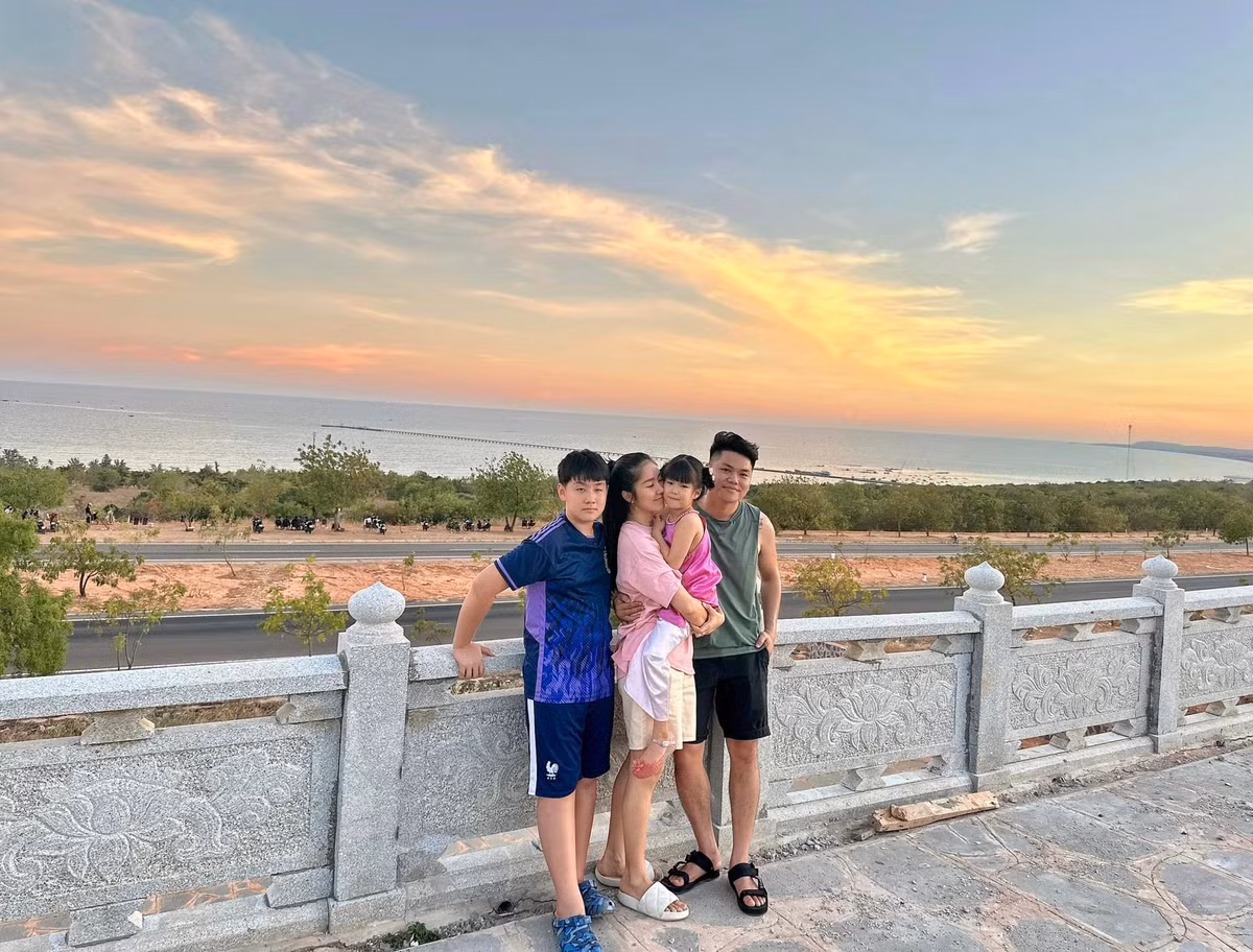 Dù bận rộn nhưng vợ chồng cô cố gắng dành nhiều thời gian cho hai con và đưa các con ra ngoài trải nghiệm.