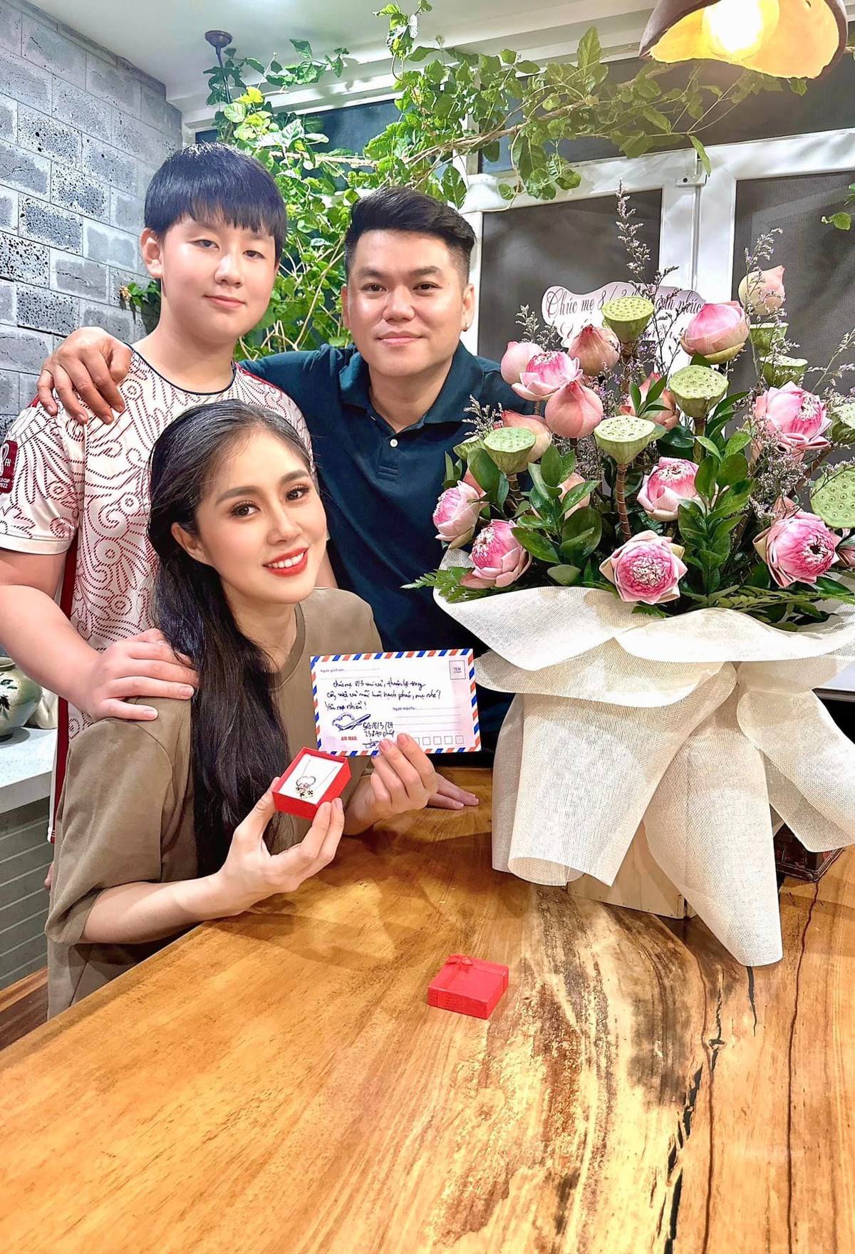 Con trai 11 tuổi của Lê Phương được cha dượng yêu thương.