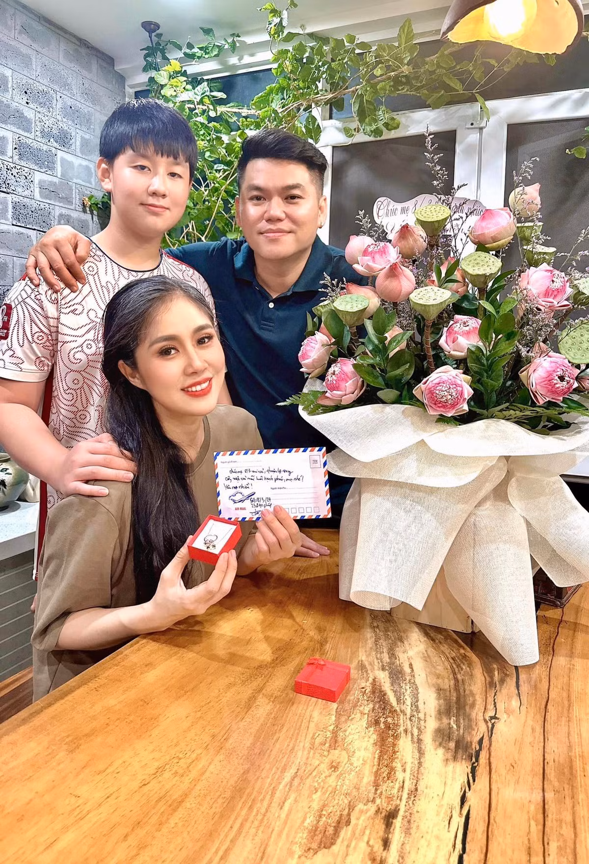 Con trai 11 tuổi của Lê Phương được cha dượng yêu thương.