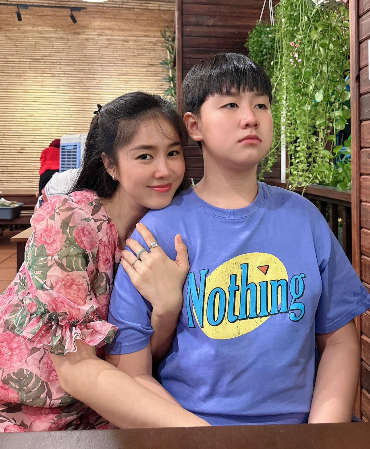 Khoảnh khắc đời thường của hai con thường xuyên được nữ diễn viên sinh năm 1985 chia sẻ lên trang cá nhân. Cà Pháo được khen là cậu bé tình cảm.