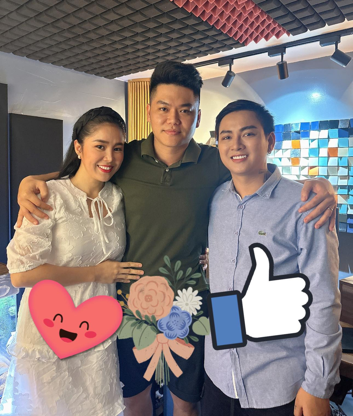 Trên trang cá nhân của mình, Lê Phương chia sẻ khoảnh khắc cô và ông xã Trung Kiên thân thiết bên ca sĩ Hoài Lâm.