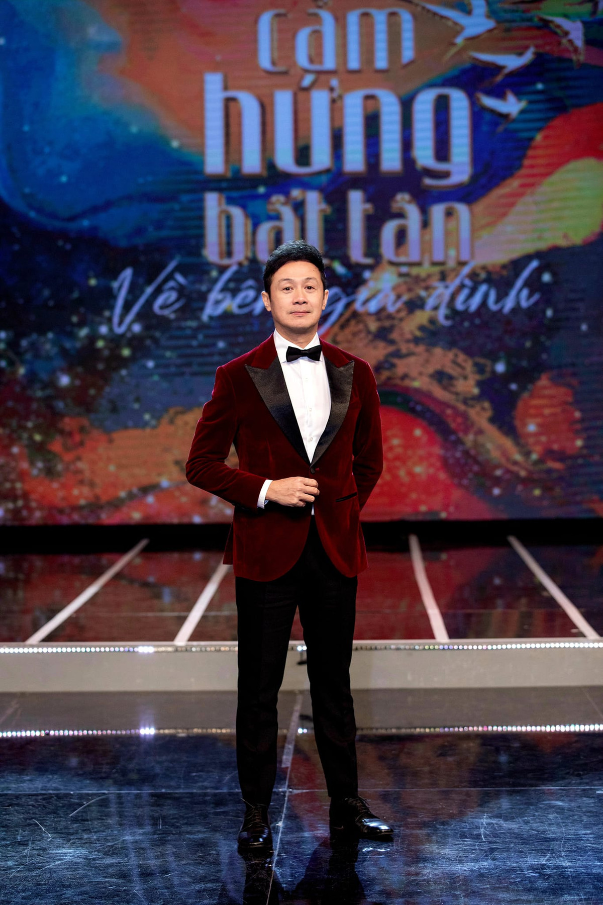 Sau khi kết hôn, Hồng Nhung không hoạt động nghệ thuật mà chuyển sang công việc kinh doanh để có thể chăm sóc gia đình và hỗ trợ cho ông xã. Về phần mình, ngoài công việc và âm nhạc, MC Anh Tuấn cũng là một tay chơi mô tô có tiếng Hà thành.