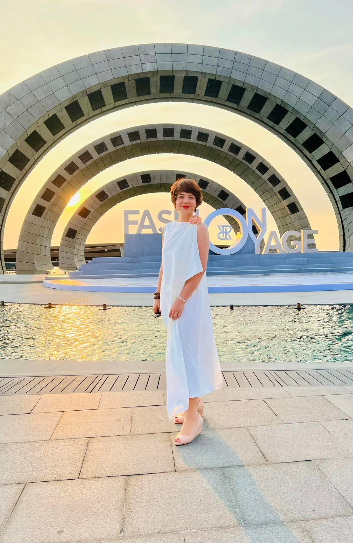 Cô có gu thời trang sành điệu, luôn cập nhật những xu hướng mới nhất.