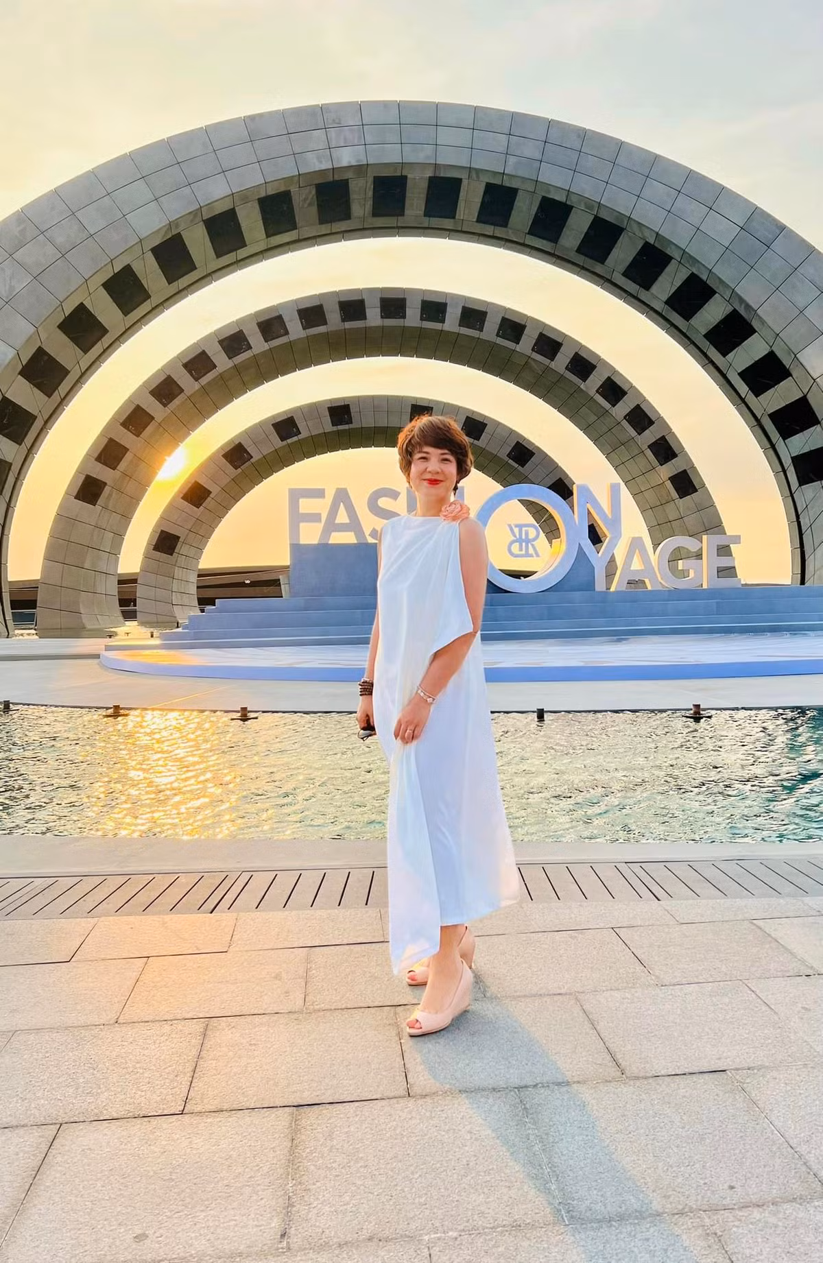 Cô có gu thời trang sành điệu, luôn cập nhật những xu hướng mới nhất.