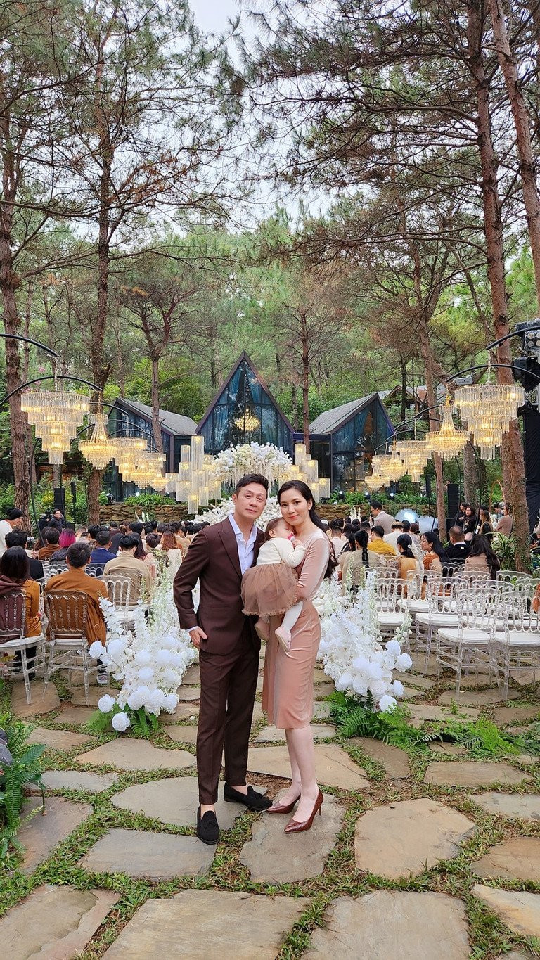 Anh Tuấn có cuộc sống hôn nhân hạnh phúc bên bà xã Lý Hồng Nhung sau 10 năm gắn bó.