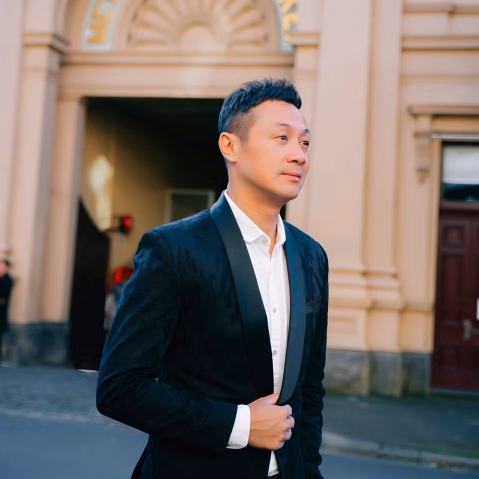 Trên trang mạng xã hội, Anh Tuấn thường xuyên chia sẻ những khoảnh khắc hạnh phúc bên vợ con, khiến nhiều người ngưỡng mộ.