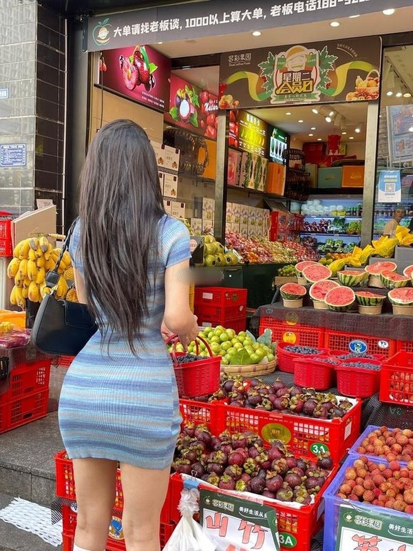 Chiếc váy ngắn ôm sát, với thiết kế tối giản nhưng vẫn vô cùng quyến rũ, đã giúp hot girl Trung Quốc này khoe trọn đường cong hình hồ lô gợi cảm.