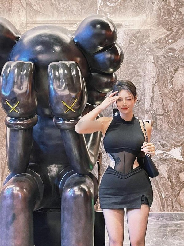 Váy áo ôm sát, quần short cạp cao, váy ngắn cũn... là những item không thể thiếu trong tủ đồ của Tang Jing.