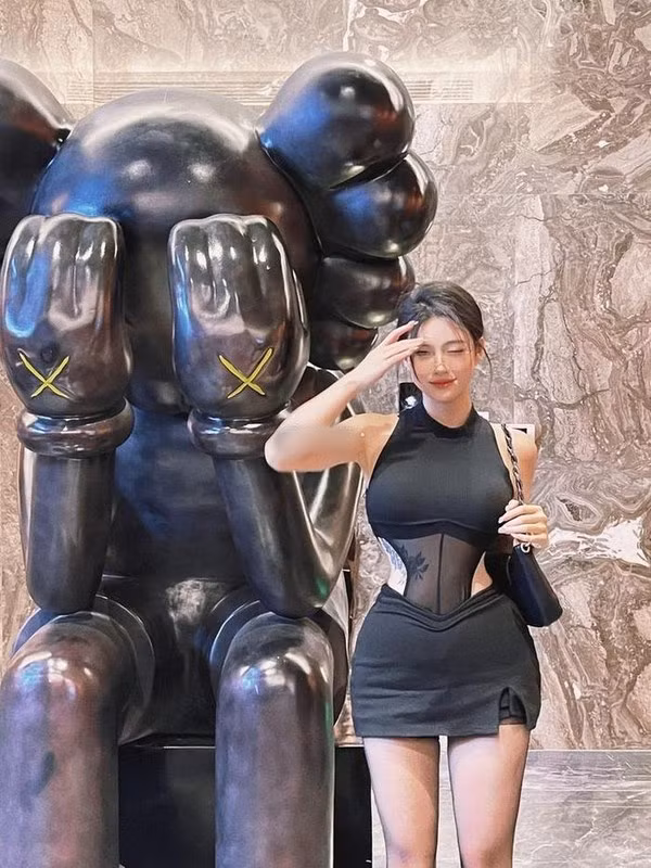 Váy áo ôm sát, quần short cạp cao, váy ngắn cũn... là những item không thể thiếu trong tủ đồ của Tang Jing.