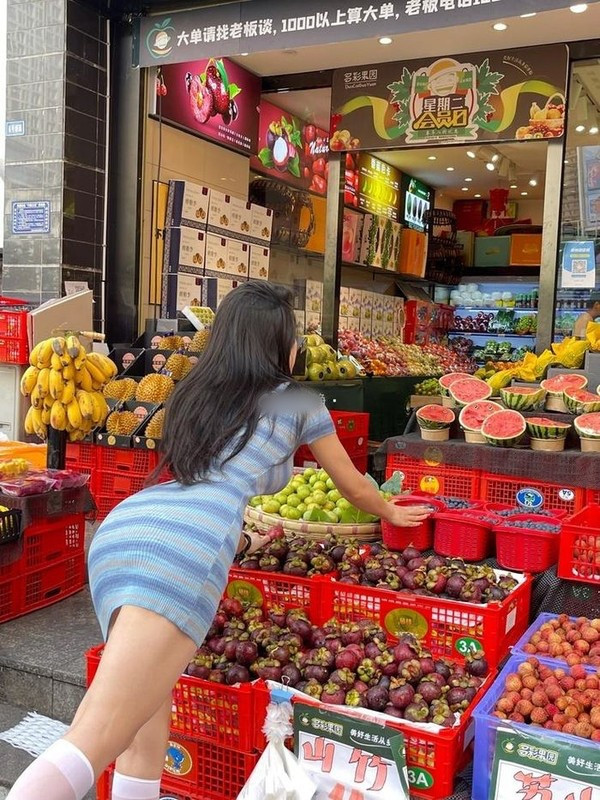 Mới đây, cô nàng một lần nữa chứng minh sức hút của mình khi xuất hiện trên phố với bộ trang phục vô cùng nổi bật.