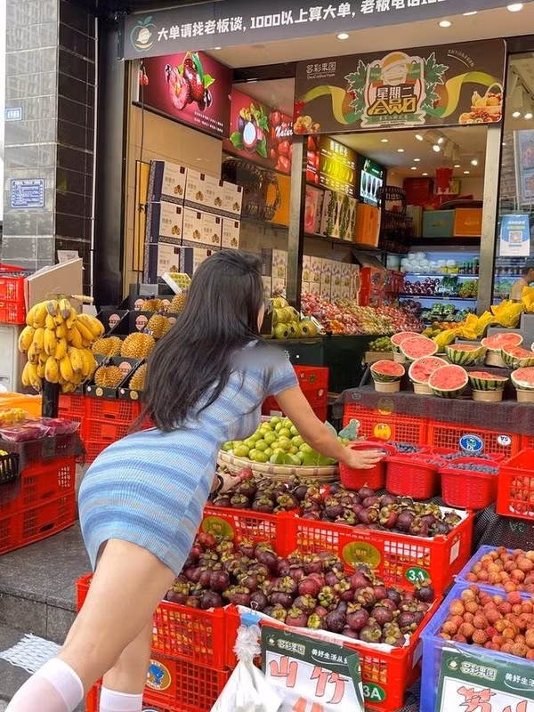 Mới đây, cô nàng một lần nữa chứng minh sức hút của mình khi xuất hiện trên phố với bộ trang phục vô cùng nổi bật.