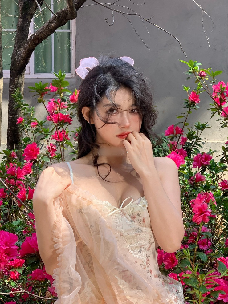 Cô nàng không ngại thử nghiệm với những màu sắc tươi sáng, nổi bật như đỏ, hồng, vàng... để tạo điểm nhấn cho trang phục. Ảnh: IGNV