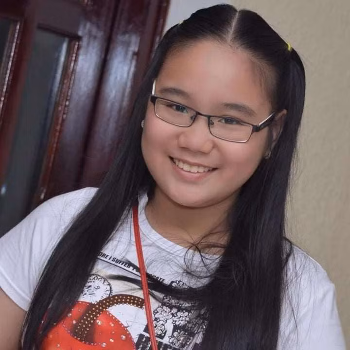 Trước khi trở thành một thiếu nữ xinh đẹp như hiện tại, Khánh Ngân từng được nhớ đến là một cô bé đáng yêu có làn da ngăm, gương mặt tròn trịa và thân hình mũm mĩm.