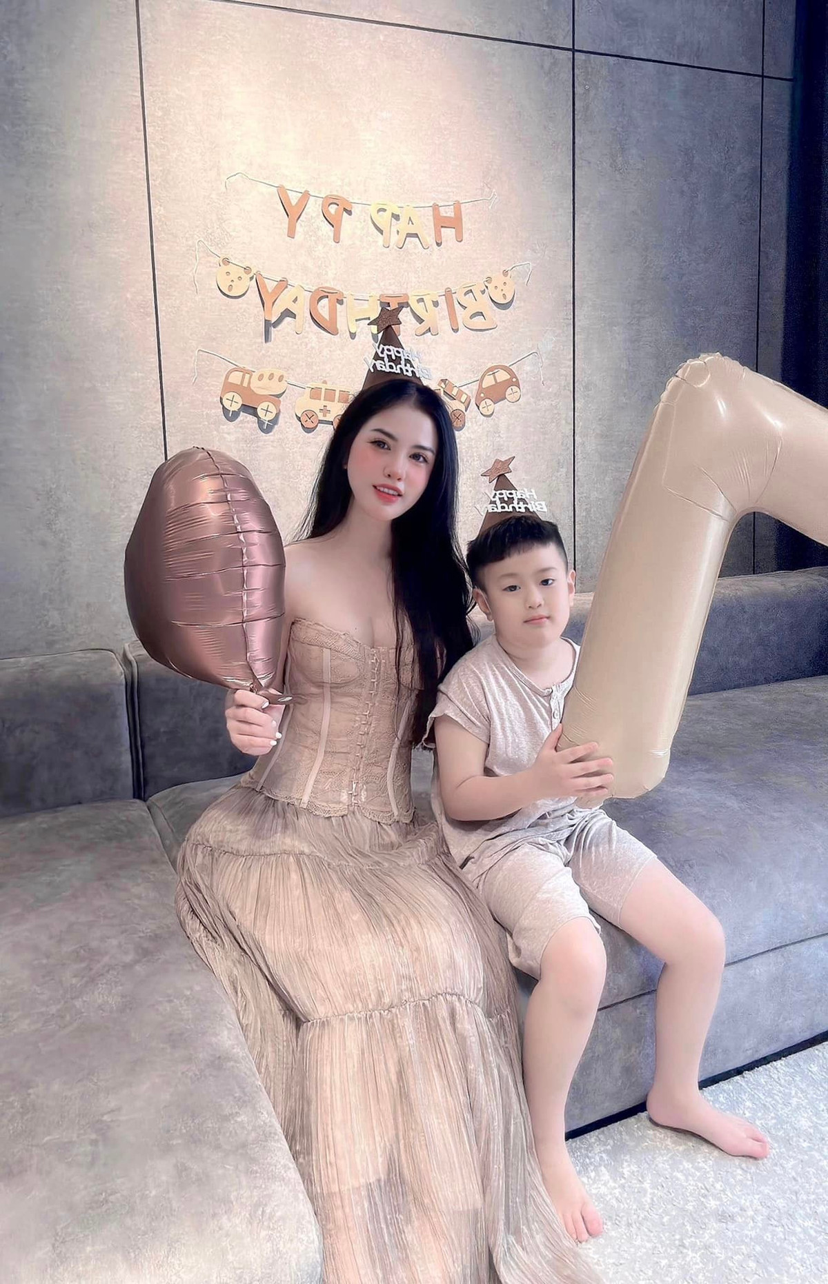 Trong những hình ảnh được đăng tải, bên cạnh nhan sắc xinh đẹp, Hương Trần cũng nhận được nhiều lời khen ngợi với gu thời trang trẻ trung, sang chảnh.