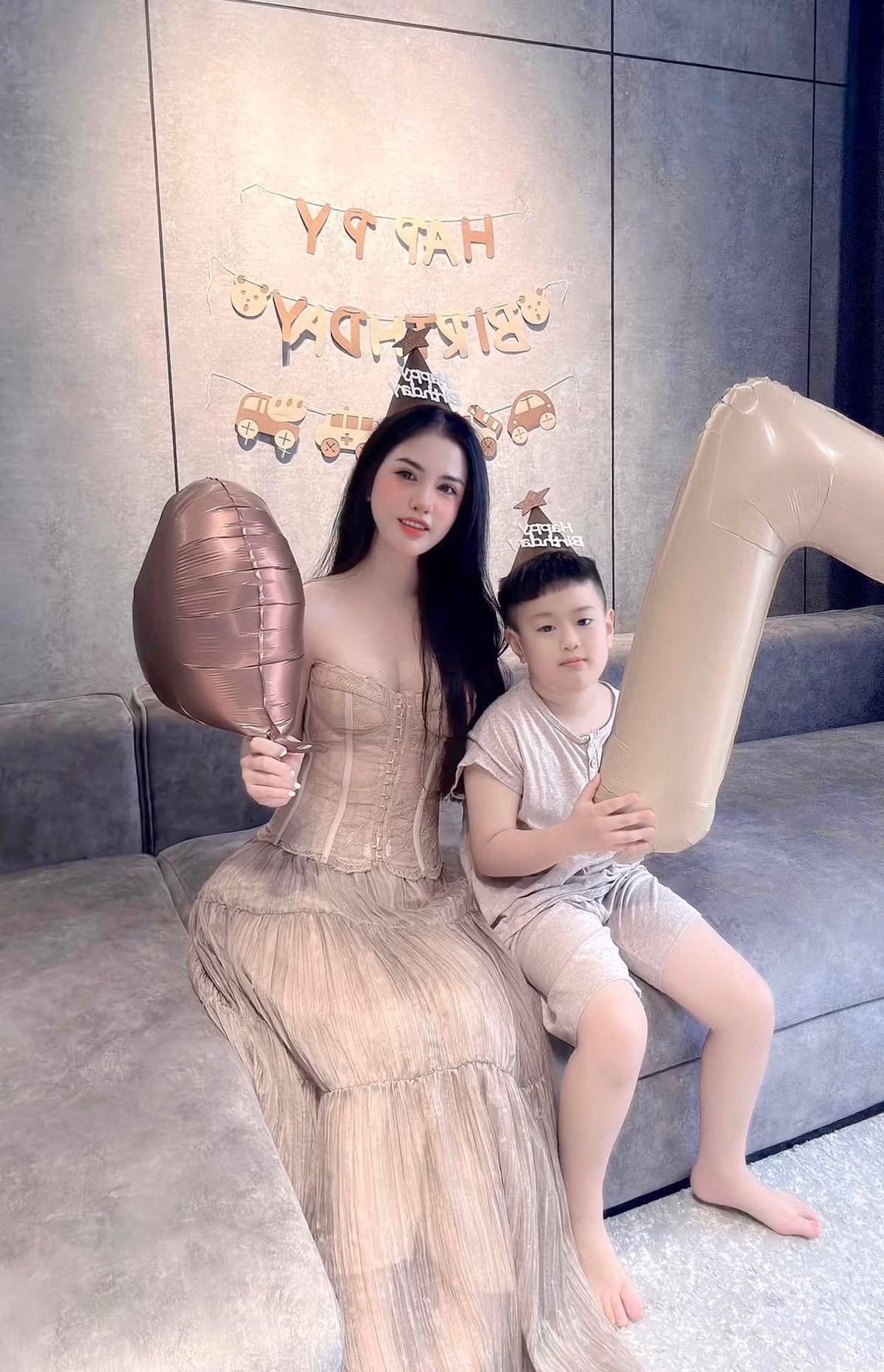 Trong những hình ảnh được đăng tải, bên cạnh nhan sắc xinh đẹp, Hương Trần cũng nhận được nhiều lời khen ngợi với gu thời trang trẻ trung, sang chảnh.