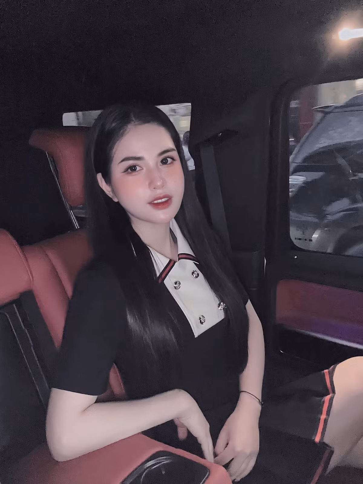 Vợ thứ 2 và con trai Việt Anh sống tại căn hộ do chính người đẹp tự bỏ tiền để mua. Cô từng chia sẻ với truyền thông rằng Việt Anh vẫn chu cấp cho bé Đậu Đậu theo đúng thỏa thuận và cả hai trở thành bạn đồng hành trong việc nuôi dạy con trai. Ảnh: FBNV