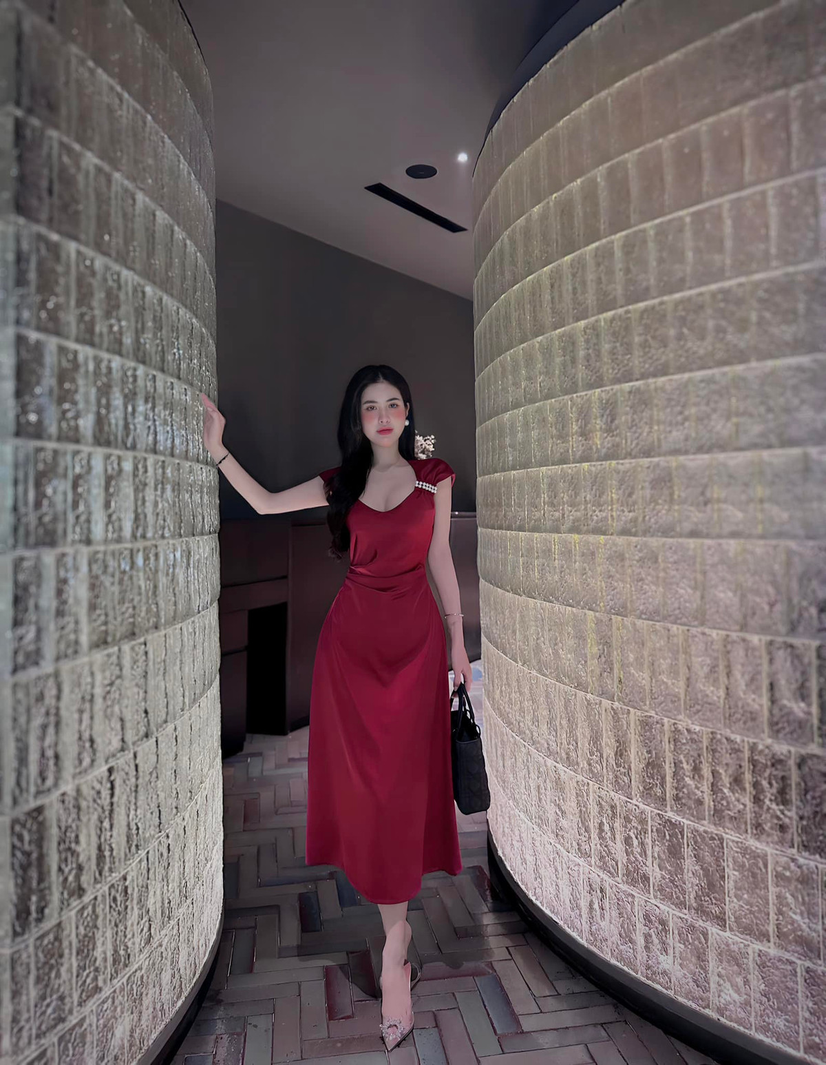 Đã trải qua một lần sinh nở, thân hình của cô nàng vẫn duy trì được độ thon gọn, mảnh mai.