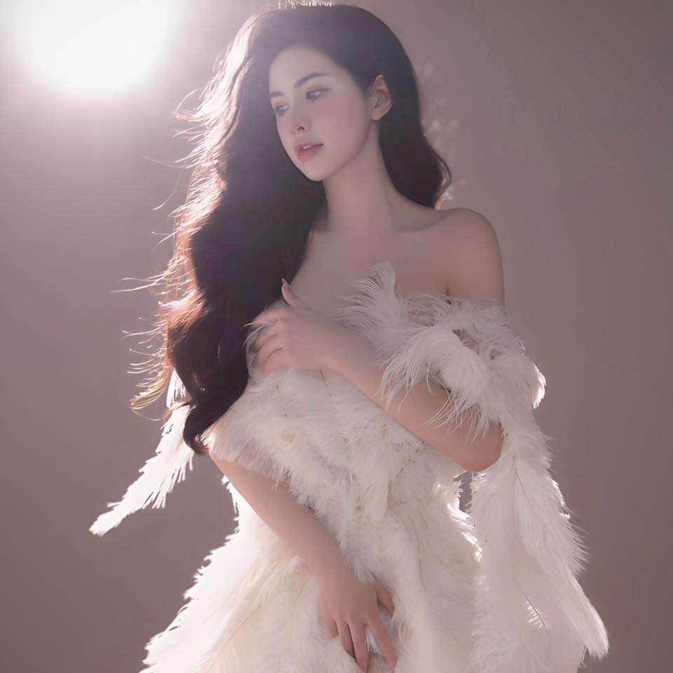 Vợ cũ diễn viên Việt Anh hiện đã 35 tuổi. Cô sở hữu gu thời trang đẳng cấp và không ngừng thử thách với những xu hướng mới.