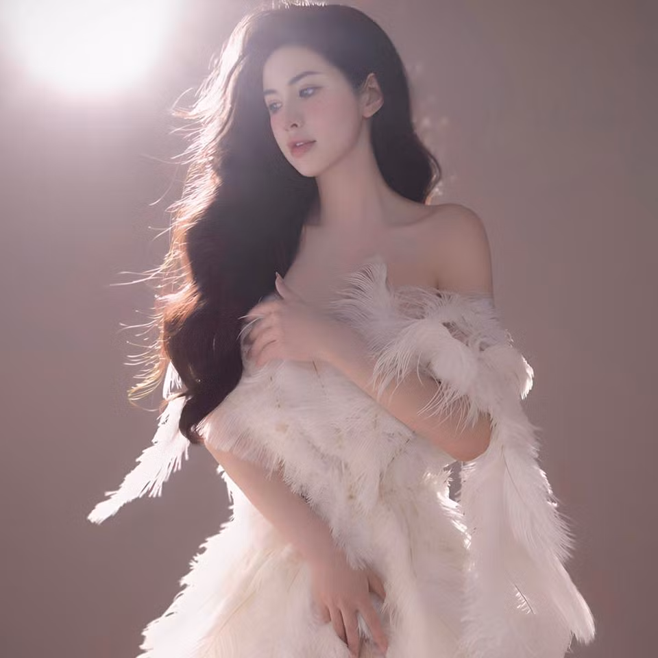 Vợ cũ diễn viên Việt Anh hiện đã 35 tuổi. Cô sở hữu gu thời trang đẳng cấp và không ngừng thử thách với những xu hướng mới.