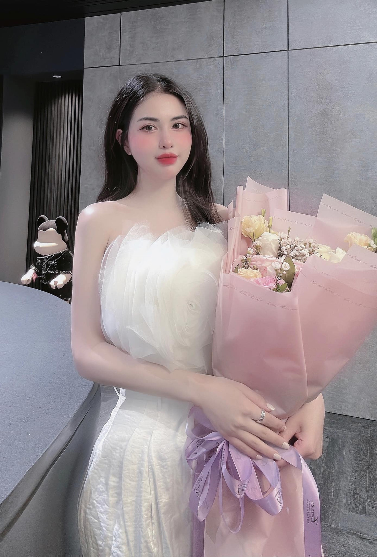 Vợ cũ Việt Anh chuộng phong cách quyến rũ, gợi cảm.