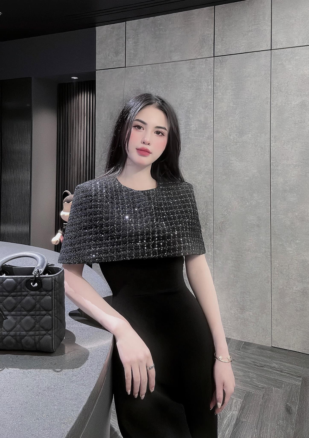 Trên trang cá nhân Hương Trần chăm chỉ cập nhật cuộc sống đời thường. Cô nhận được nhiều lời khen ngợi khi nhan sắc ngày càng lên hương, ngoại hình không thua kém các mỹ nhân trong showbiz.