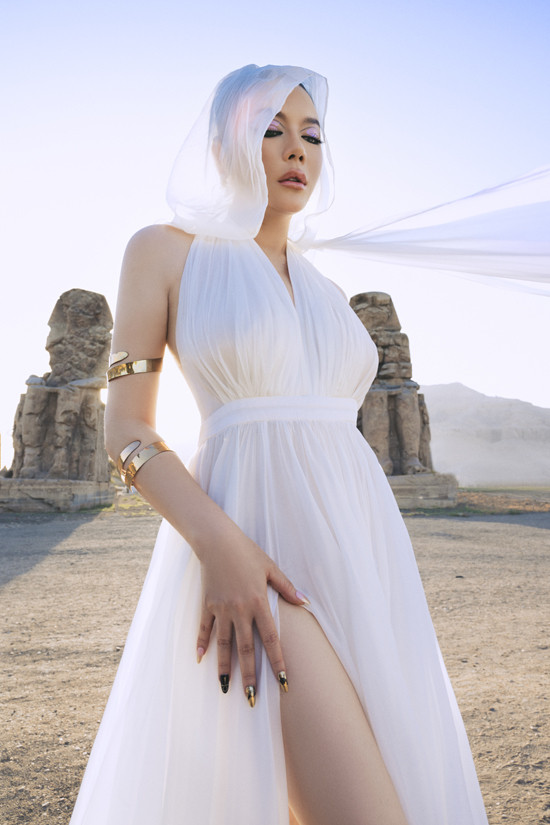 Nữ diễn viên còn mang theo ê-kíp hùng hậu 10 người gồm nhiếp ảnh, quay phim, stylist, chuyên gia trang điểm, làm tóc... từ Việt Nam sang hỗ trợ cô. Ảnh: FB Ly Nha Ky