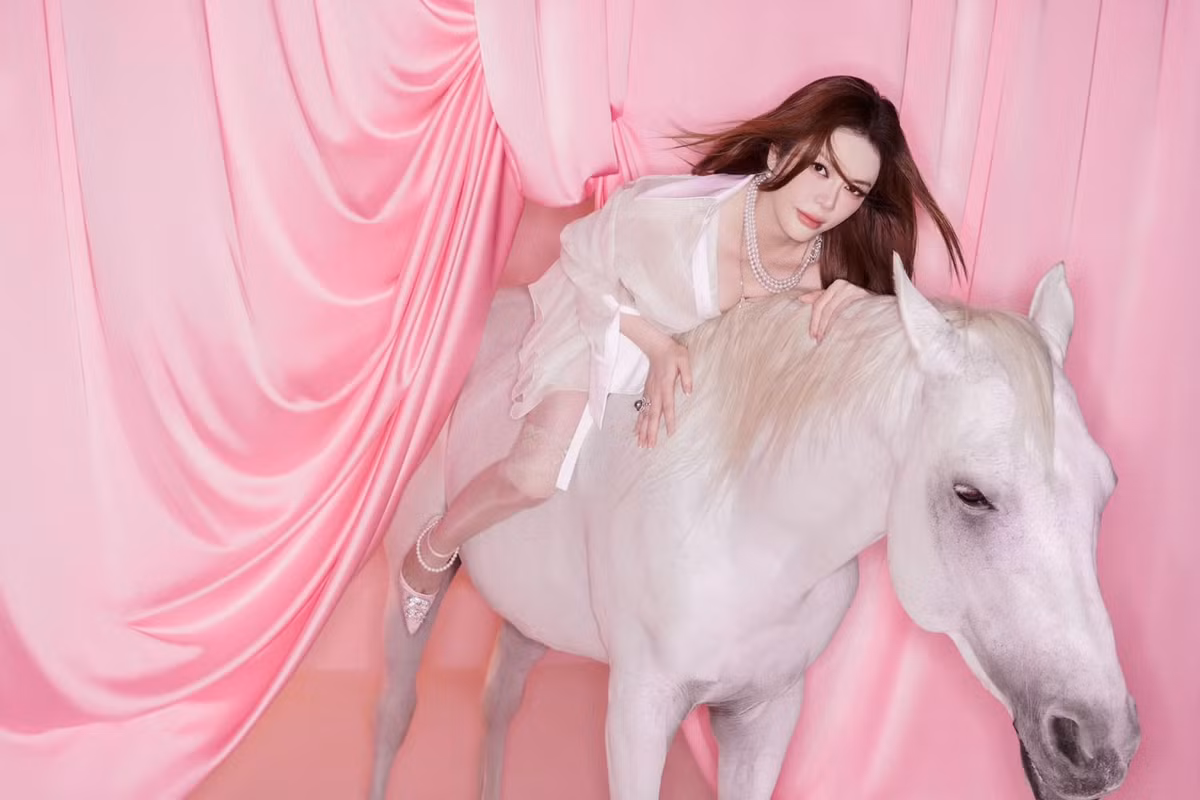 Nữ diễn viên phối hợp trang phục với phụ kiện ngọc trai, kim cương nhằm tôn vẻ đẹp sang trọng. Ảnh: FB Ly Nha Ky