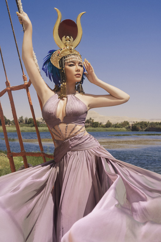 Lý Nhã Kỳ nhờ loạt nhà thiết kế như: Đỗ Long, Thượng Gia Kỳ, Micae Vũ, Minh Đức, Lê Thanh Hòa, Võ Thanh Can... chuẩn bị hàng chục bộ váy áo độc đáo để cô hóa thân nhiều nhân vật nổi tiếng của Ai Cập cổ đại. Ảnh: FB Ly Nha Ky
