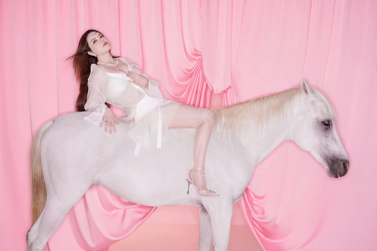 Lý Nhã Kỳ cho biết cô luôn thích thực hiện những bộ ảnh độc đáo, tạo bất ngờ cho khán giả. Ảnh: FB Ly Nha Ky