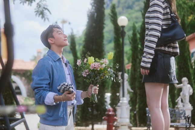 Phân đoạn Sơn Tùng M-TP cầu hôn Pimtha cũng khiến người xem như "vỡ òa trong hạnh phúc".