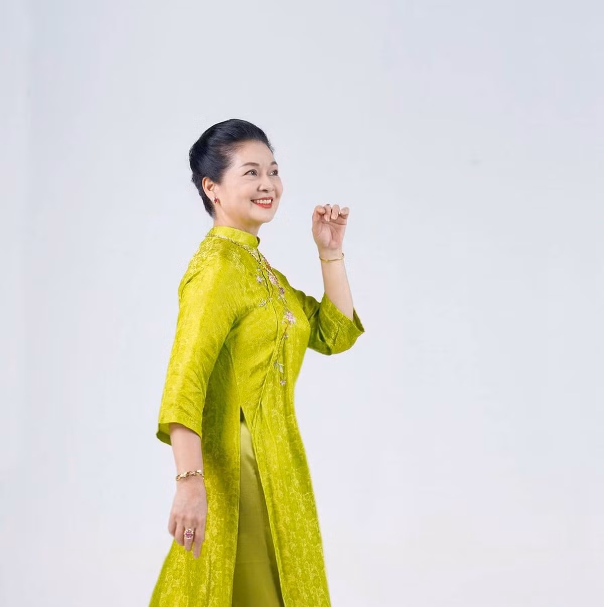 Nghệ sĩ Minh Phương làm người mẫu ảnh, khoe vẻ đẹp phúc hậu của bà ngoại U65.